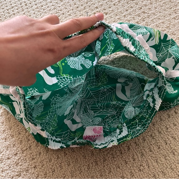 Green board shorts. - Picture 5 of 8